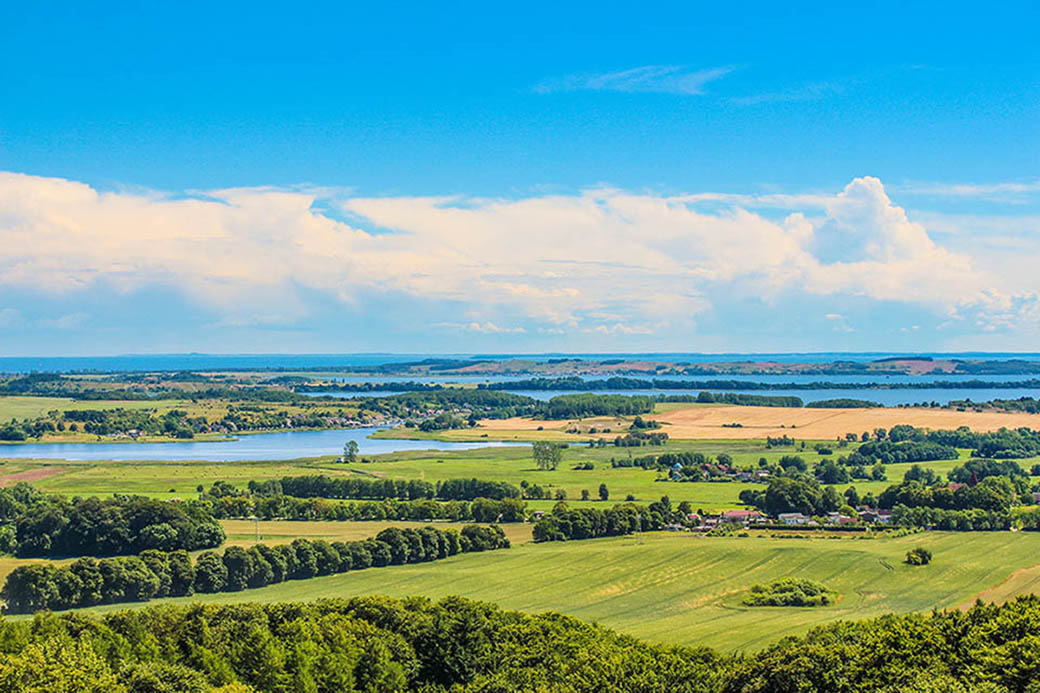 Blick vom Turm des Jagdschlosses Granitz auf das Mönchgut